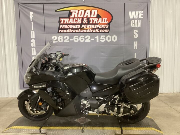 only 199 miles 1 owner abs traction control power adjustable windshield
