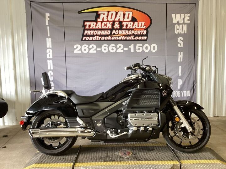 only 4590 miles backrest rack and more clean big power touring bike hard to