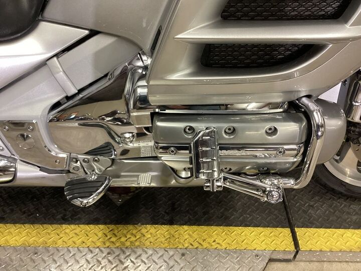 57 598 miles reverse audio rack passenger arm rests hwy pegs led bag trim