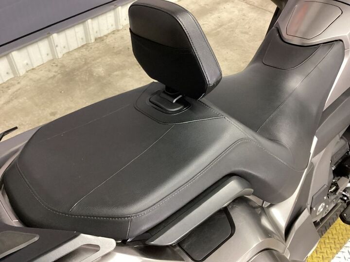 only 8179 miles abs reverse riders backrest rack audio cruise control