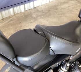 only 9093 miles 1 owner vance and hines exhaust upgraded hd seat detachable