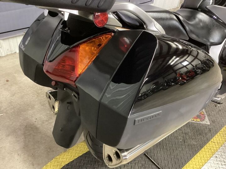 only 17 876 miles honda top box power adjustable windshield onboard computer