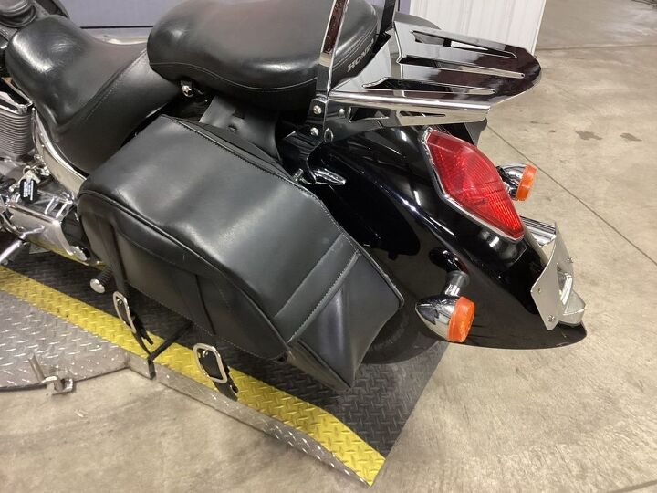 21659 miles backrest rack saddle bags crashbar rider floorboards fender