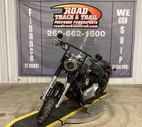 only 25 786 miles vance and hines exhaust floorboards docking hardware led