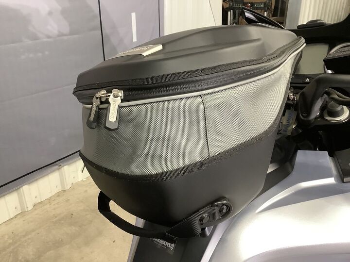 only 6694 miles 1 owner triumph top box and tank bag soft inner luggage bags
