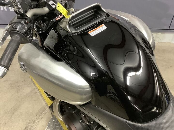 only 6298 miles yamaha hard mounted bags abs on board computer and new tires