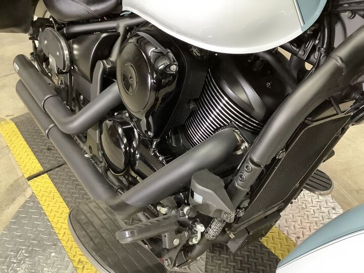 only 6079 miles 1 owner vance and hines exhaust kawasaki hard mounted