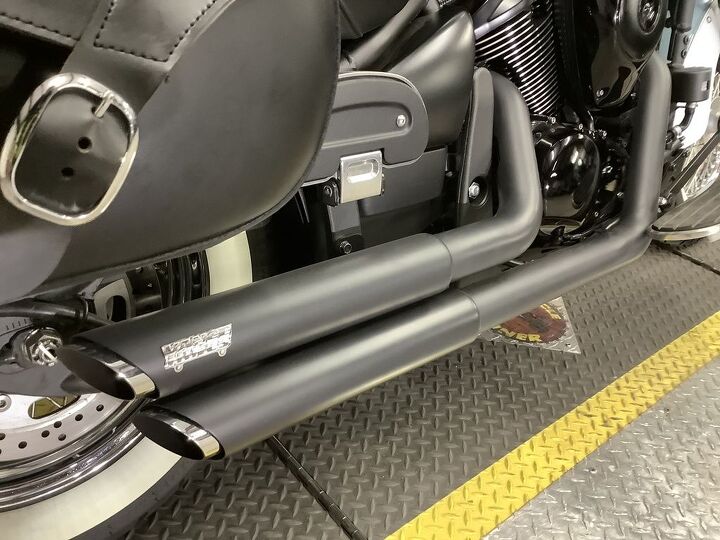 only 6079 miles 1 owner vance and hines exhaust kawasaki hard mounted