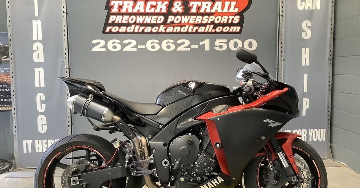 Yamaha R1 Black And Red