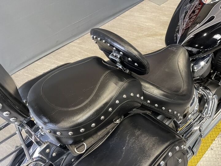 1 owner windshield lightbar engine guard saddlebags mustang seat both