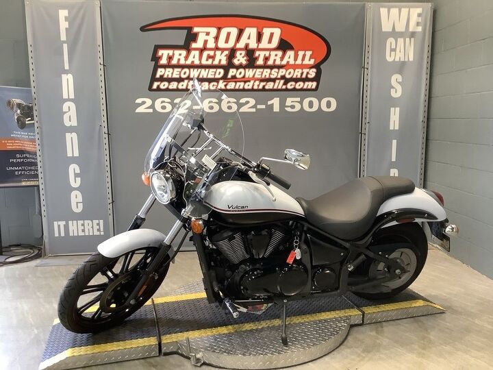 only 8741 miles windshield upgraded pegs fuel injected and newer tires super