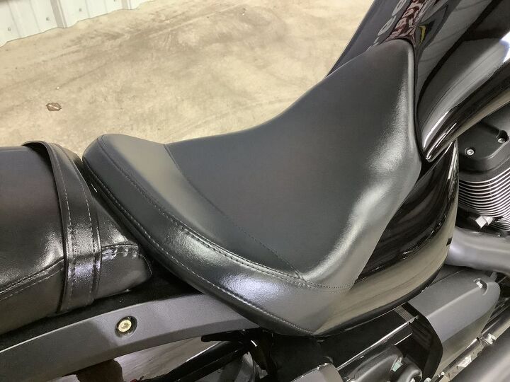 only 8517 miles freedom performance exhaust passenger seat and pegs backrest