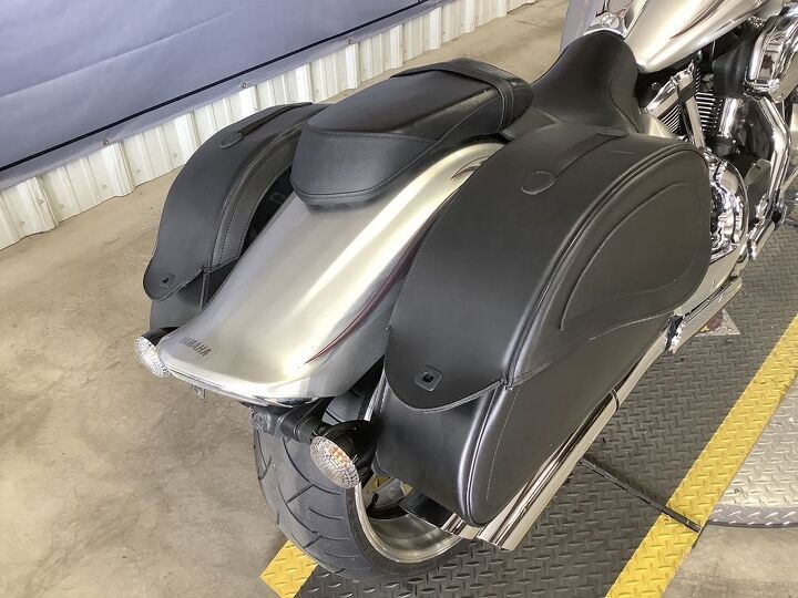 low miles modified exhaust upgraded intake hard mounted saddlebags windshield
