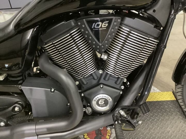 only 4299 miles 2 into 1 bassani exhaust hard mounted victory saddlebags