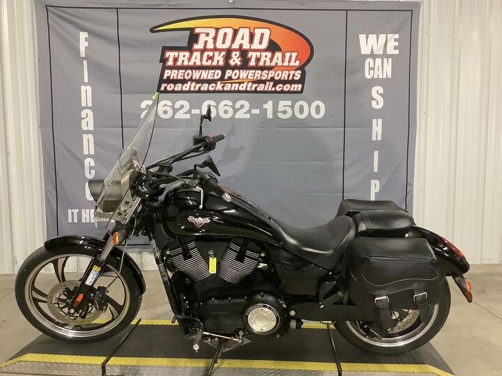 only 4299 miles 2 into 1 bassani exhaust hard mounted victory saddlebags