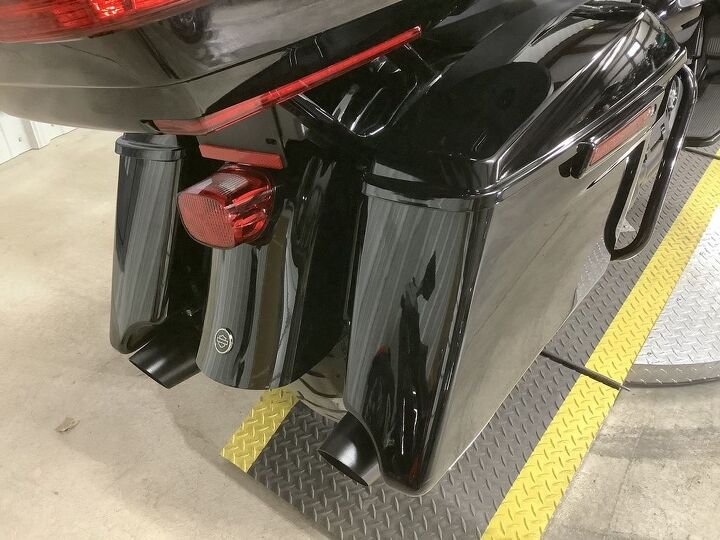 only 3524 miles 1 owner hd extended saddlebags upgraded big black handlebars