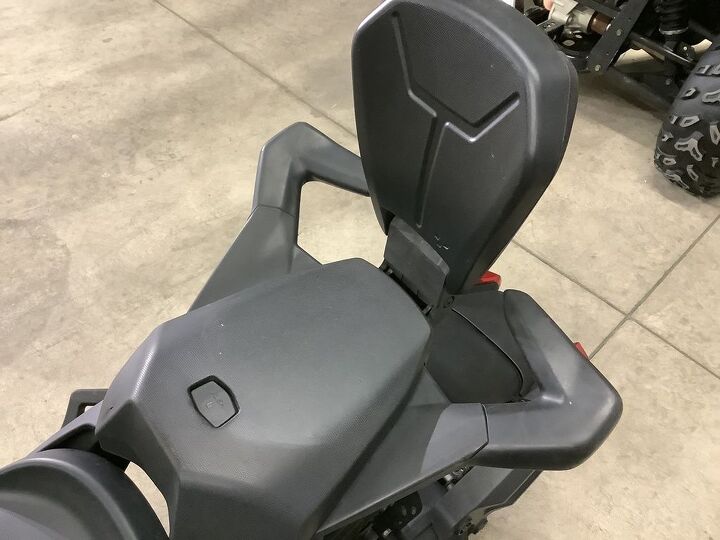 only 3069 miles 1 owner windshield rear seat assembly with backrest adjustable