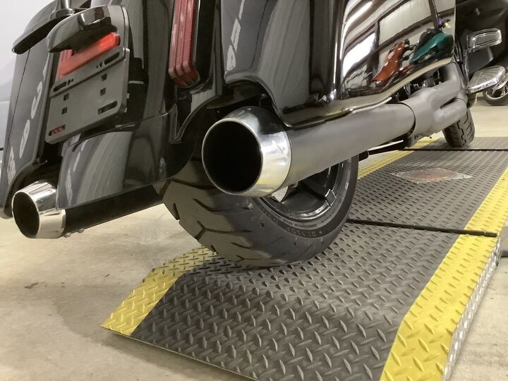 1 owner bassani 2 into 1 exhaust with dummy pipe screamin eagle intake black