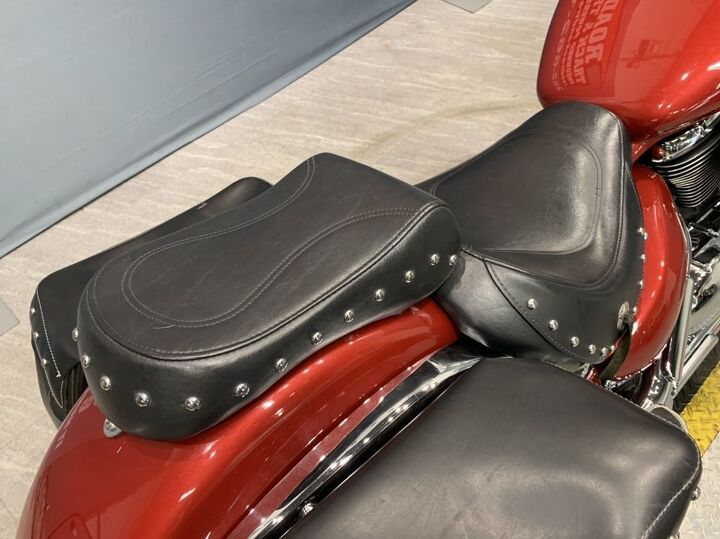 custom paint upgraded seats boulevard saddlebags chrome fender trim passenger