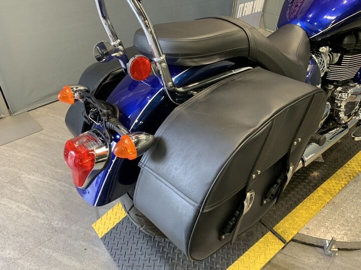 only 2831 miles fuel injected windshield backrest hard mounted saddle bags