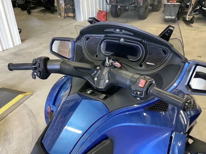 1 owner electric shift power adjustable windshield rider and passenger heated