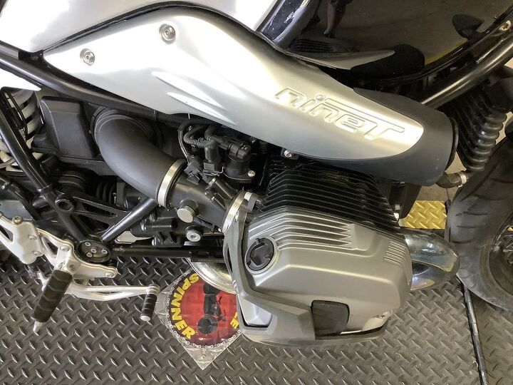 1 owner only 826 miles akrapovic exhaust steering stabilizer abs onboard