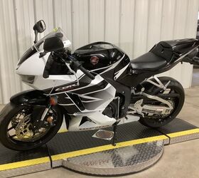 only 3008 miles new tires seat cowl fuel injected clean sport bike we