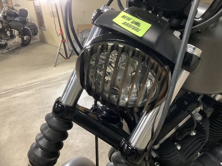 1 owner only 2885 miles upgraded handlebars intake flush mount fuel cap