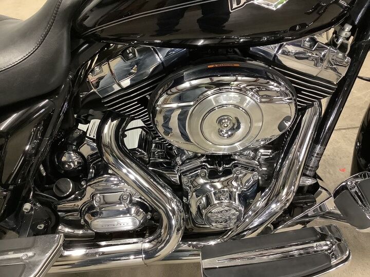 vance and hines exhaust chrome handlebar controls chrome floorboards ipod