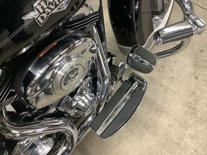 vance and hines exhaust chrome handlebar controls chrome floorboards ipod