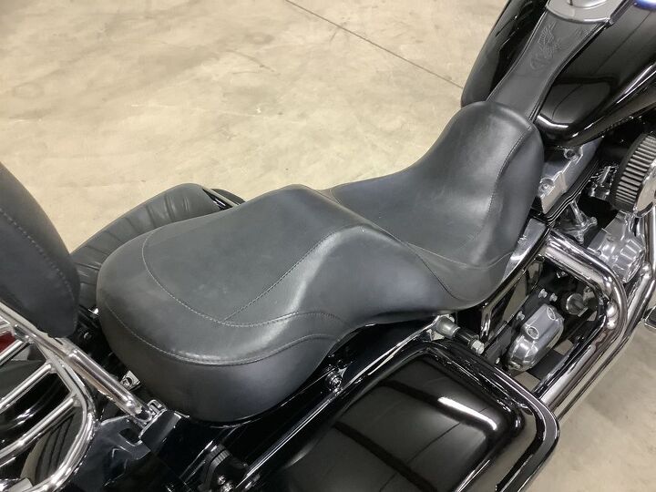 low miles 2 into 1 vance and hines pro pipe exhaust intake backrest rack