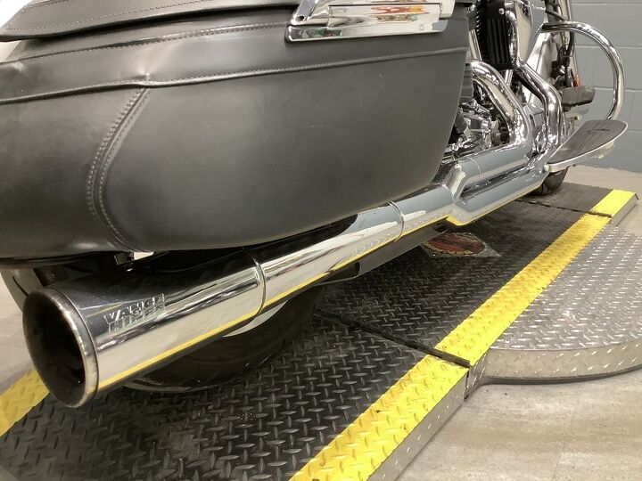 vance and hines 2 into 1 pro pipe exhaust crashbar backrest rack windshield