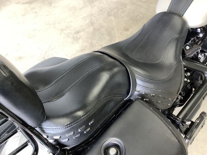 1 owner only 298 miles rcxhaust exhaust backrest rack crashbar upgraded
