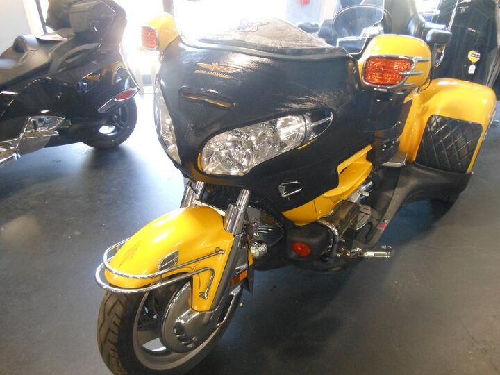 beautiful goldwing trike loaded with all the options plus adaptation for satillite