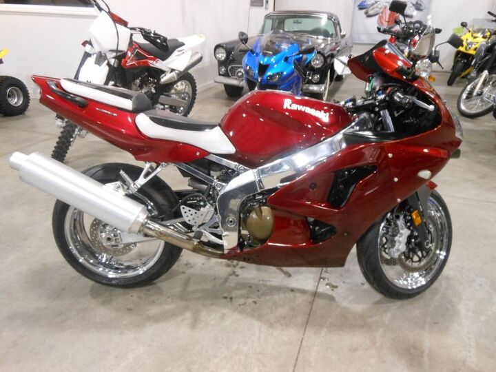 600cc kawasaki zzr600 sport bike with very low miles and is equipped with chrome