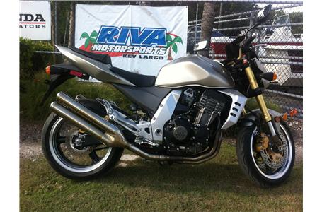 lightly used street fighter the z1000 is a inline 4cyl cross between a zx10 and