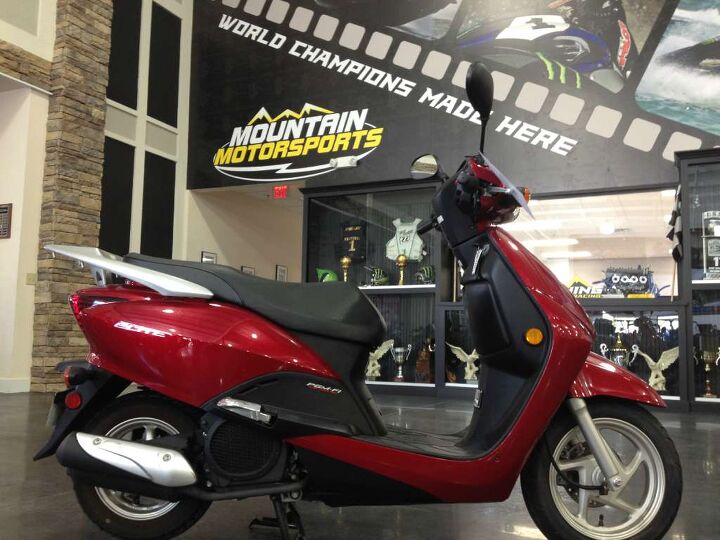 scoot the stylish 2010 elite has it all modern sporty styling