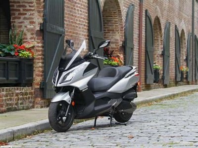 performance of a maxi scooter and sport bike agility the downtown 200i delivers