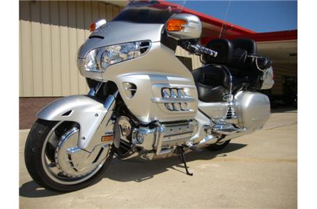 exceptionally nice metallic silver 1800 gold wing with a host of tasteful