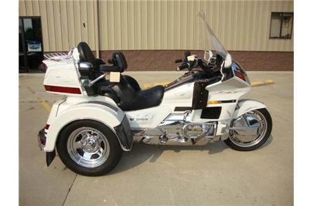 top of the line pearl white se model gold wing 1500 with motor trike conversion