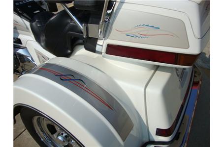 top of the line pearl white se model gold wing 1500 with motor trike conversion