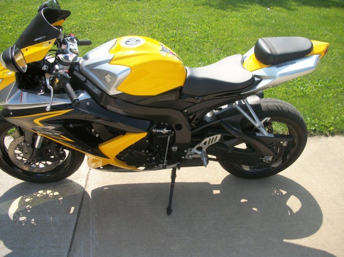 yellow black gsxr600 with 9210 miles call for details ready to sell