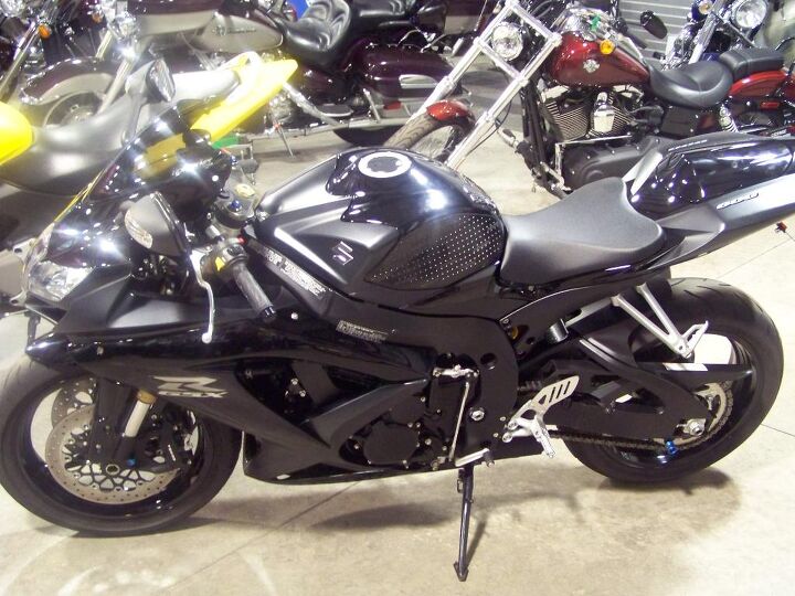 introducing the 2008 suzuki gsx r600 it is the gsx r of the middleweight