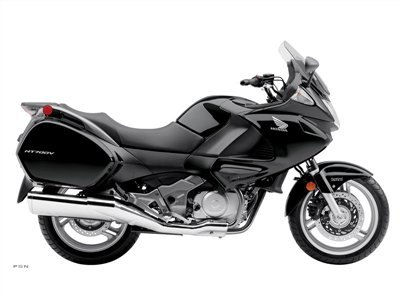 fully equipped with a fairing interlinked saddlebags and a strong 680 cc v twin