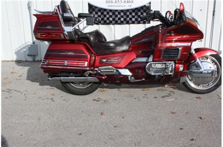very clean garage kept goldwing well set up with accessories to make for a very
