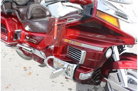 very clean garage kept goldwing well set up with accessories to make for a very