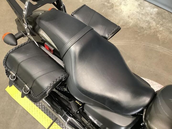1 owner windshield crashbar saddlebags backrest rack loaded