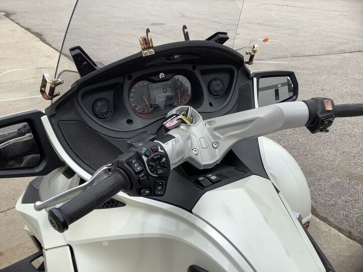 reverse power steering heated grips audio cruise control power windshield