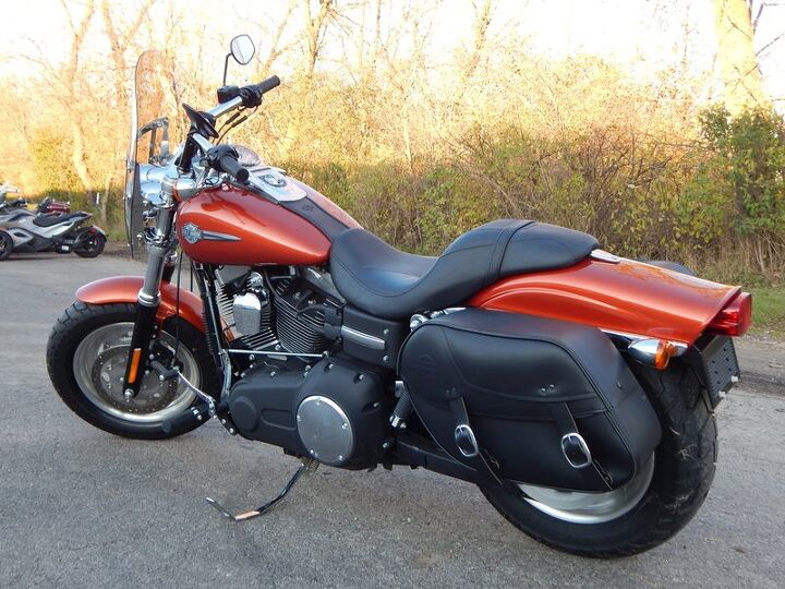 quick detach windshield hard mounted saddlebags only 300 miles great color