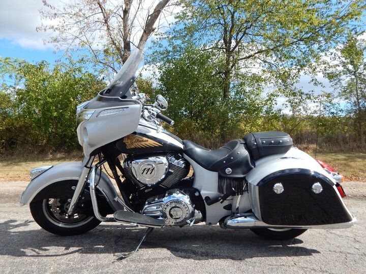 audio cruise control abs tons of chrome two tone bagger 1 owner we
